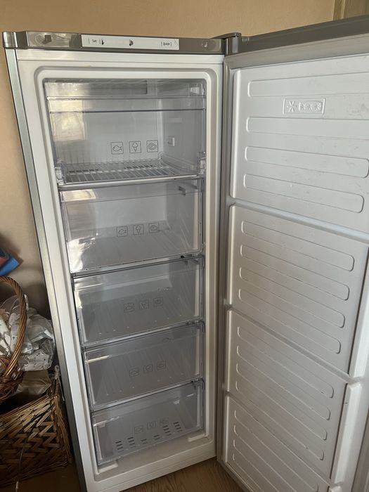 Морозильна камера Beko  No Frost