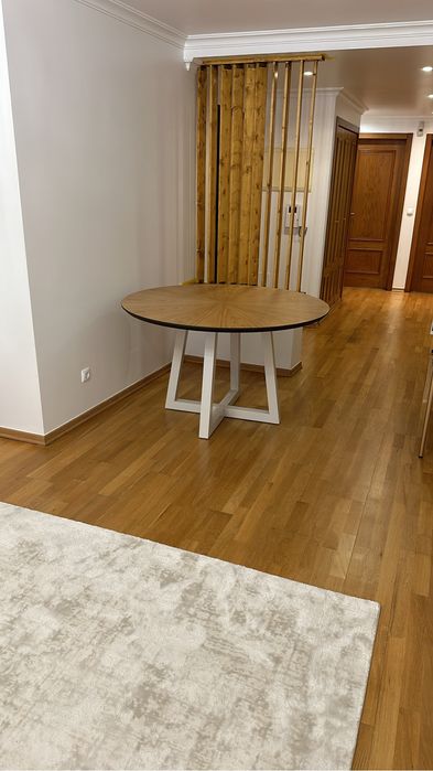 Mesa de Jantar Redonda de Carvalho Antarte - Moderna e Elegante