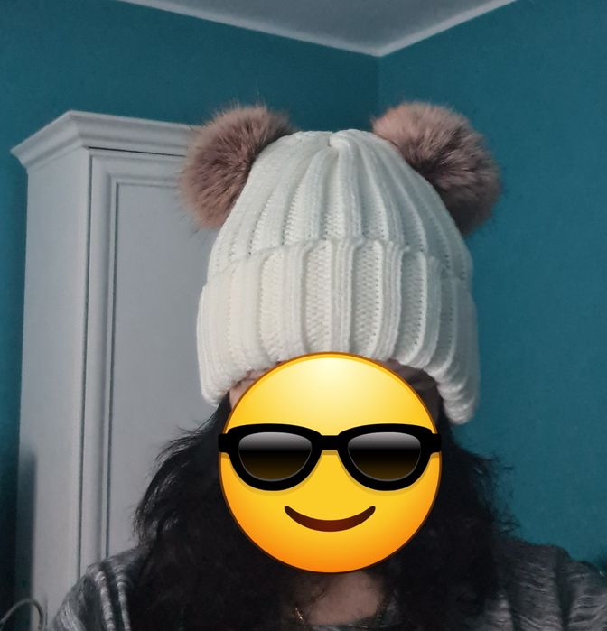 Nowa czapka z pomponami