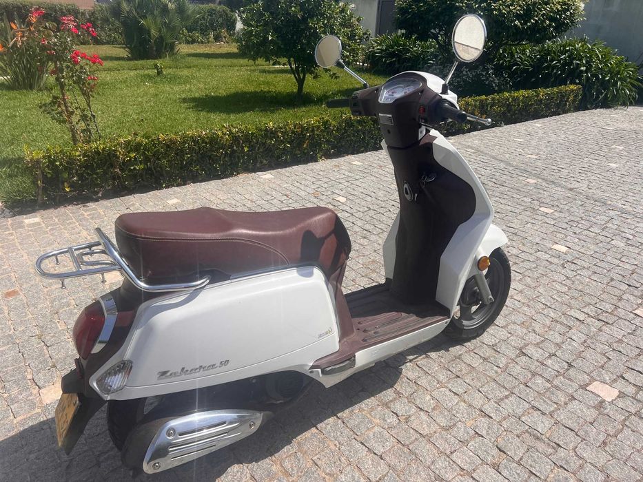 Scooter ZAHARA. Marca: KEEWY. Modelo: B76. A Gasolina. 2019