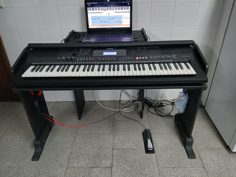Yamaha PSR-EW410 (76 Teclas) + Mesa de Suporte em Madeira + Pedal – Como Novo