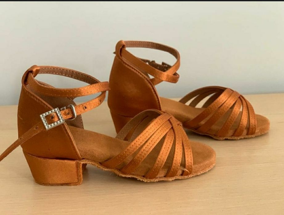 /  lub  Tt/Buty taneczne dziewczęce rozmiar.25