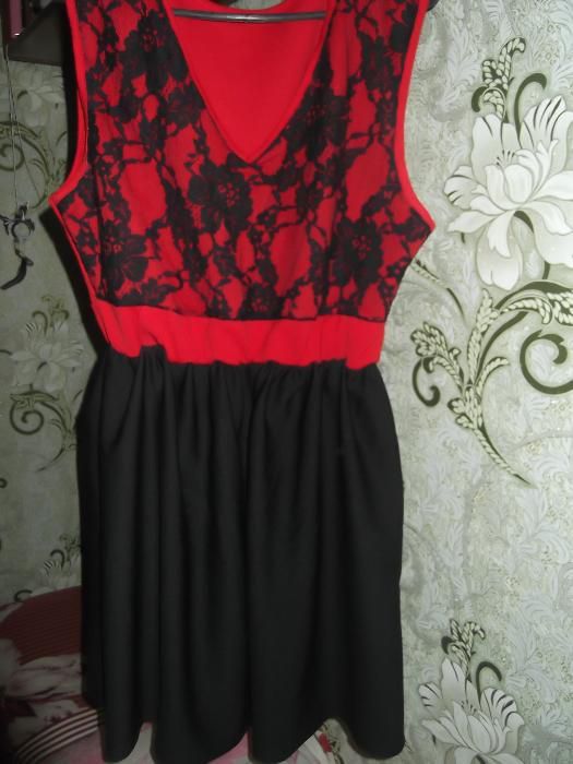 Черно-красное платье