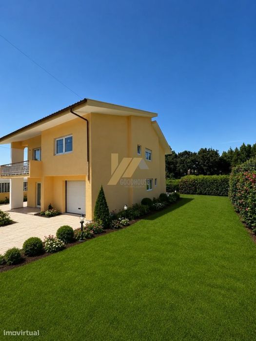 Moradia bi-familiar com 2860m2 de terreno