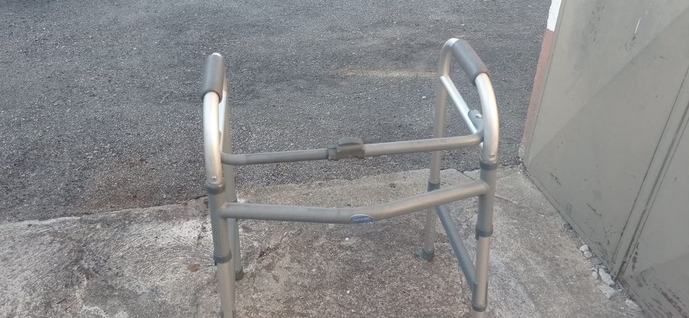 Andarilho, cadeira de rodas e almofada anti escaras