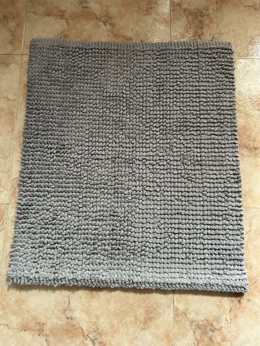 Selling a bathroom rug.