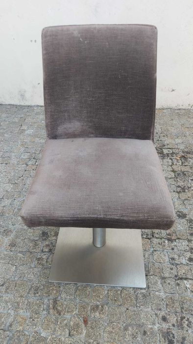 Cadeira de sala com pé em inox escovado rotativo