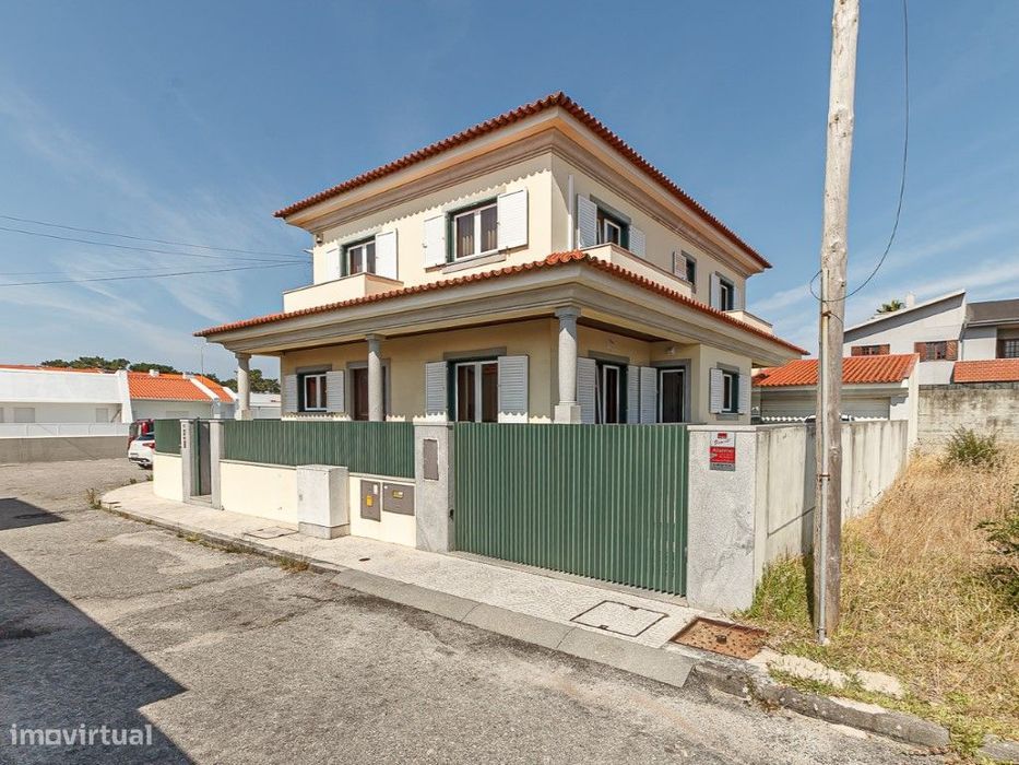 Fantastic four-fronted villa in Esmoriz, located 400 meters from the beach