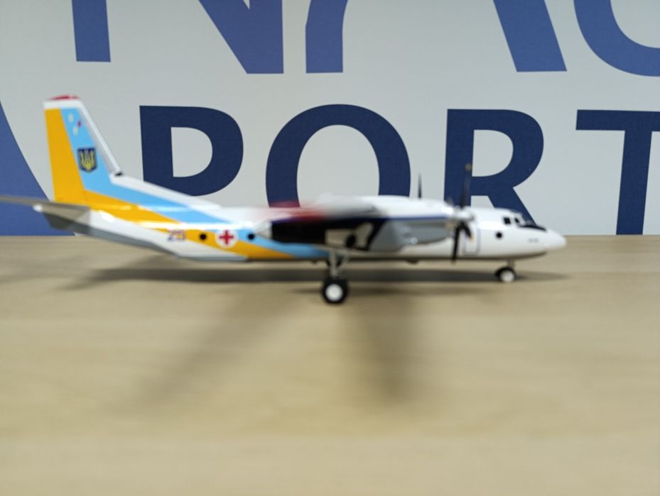 Ан-26 VITA Рятунчик , "21 ЗСУ, Літак-  масштабі 1:72 (40 см). Преміум