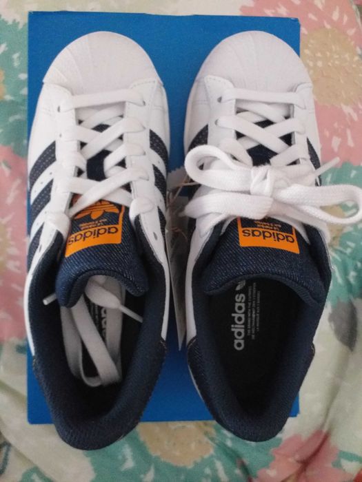 Vendo tenis adidas superstar em ganga novos na caixa tamanho 35.5