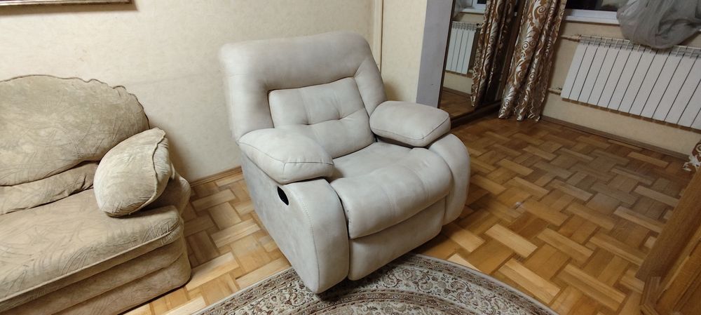 М'яке крісло реклайнер (поворотне крісло).