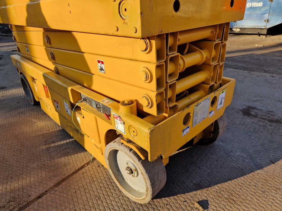 Ножничний підйомник Haulotte Compact 10N, акамуляторний, пеканіска