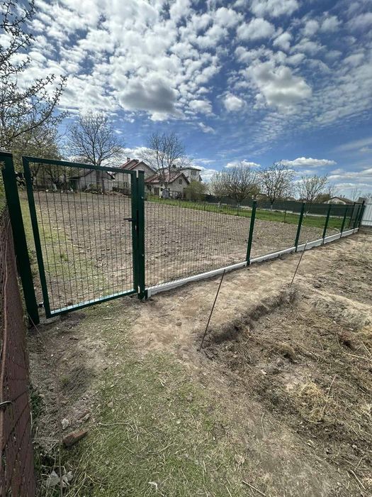 Монтаж паркану з габіонів, сітки рабиці, секційна огорожа.