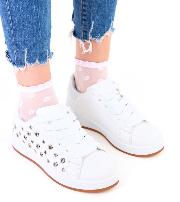 Białe sneakersy na platformie z nitami Adelis