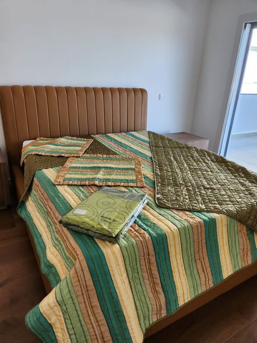 Colcha com duas almofadas