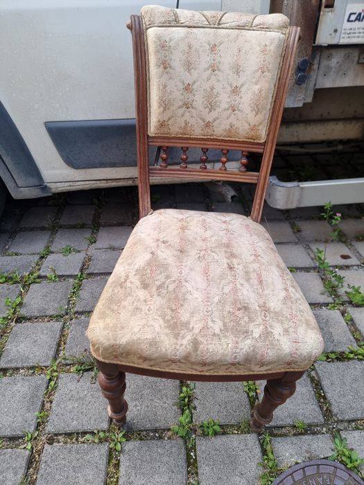 Sprzedam stare włoskie antyczne krzeslo do obicia z materialem