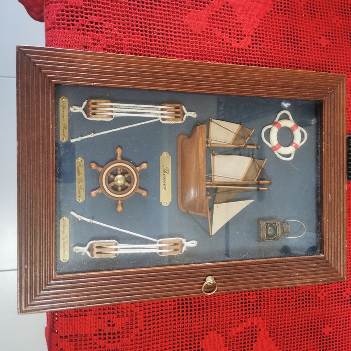 Chaveiro em madeira e vidro