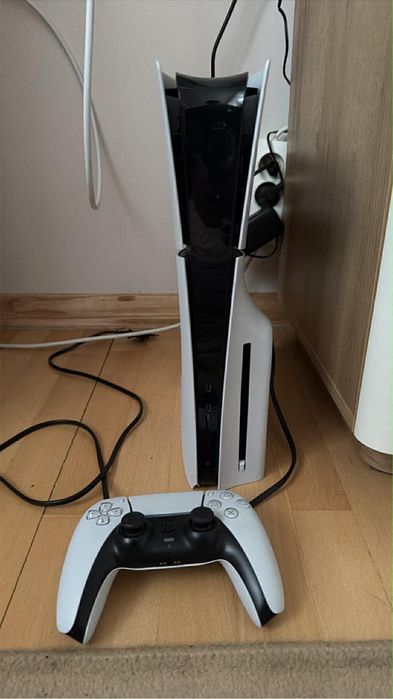 Sprawne ps5 slim z napędem i jedynym padem