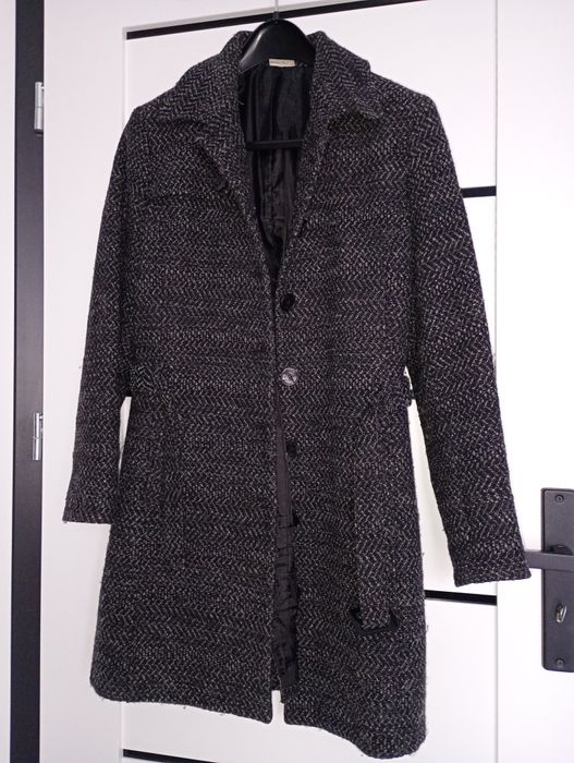 Ciemny płaszcz jesienno zimowa