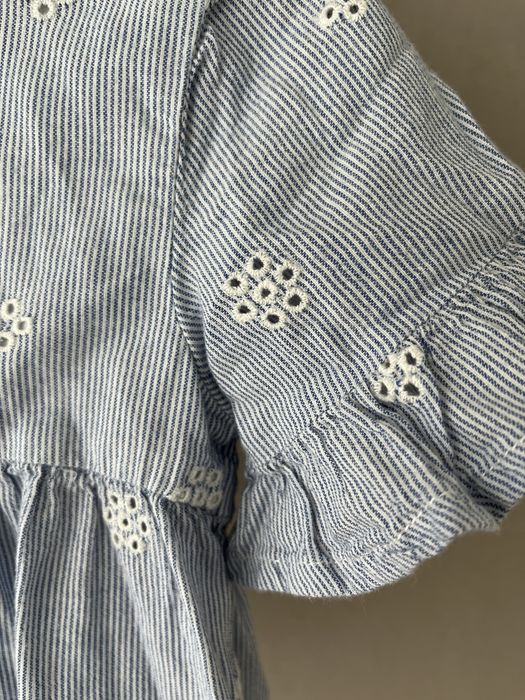 Blusa com pormenores bordados, azul às riscas brancas