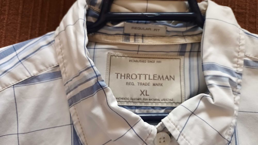 Camisa branca e azul da Throttleman