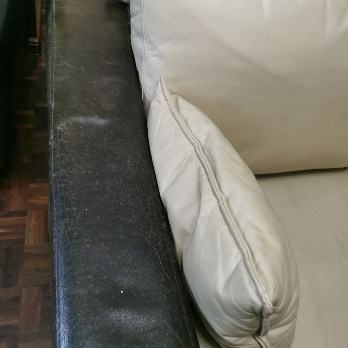 Conjunto de 2 sofas de 2 e 3 lugares em pele sintetica