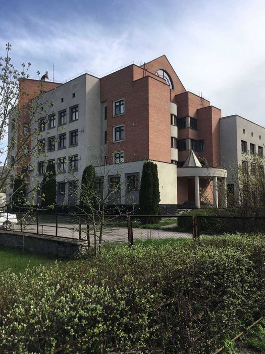 Оренда торгових, офісних прим. в новому  комплексі пл. від 18до 3000м2