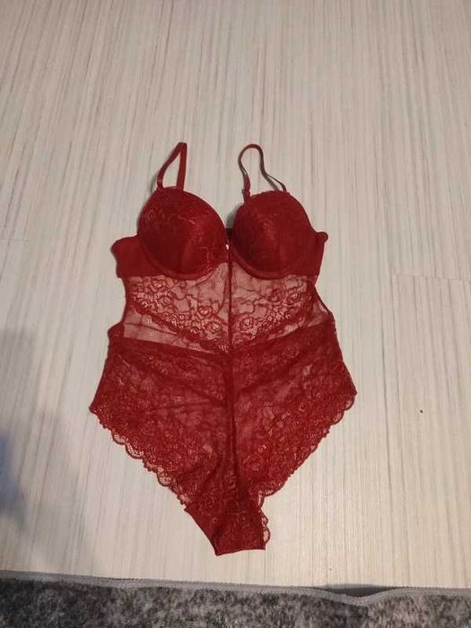 Koronkowe body thong z biustonoszem push-up. 75C