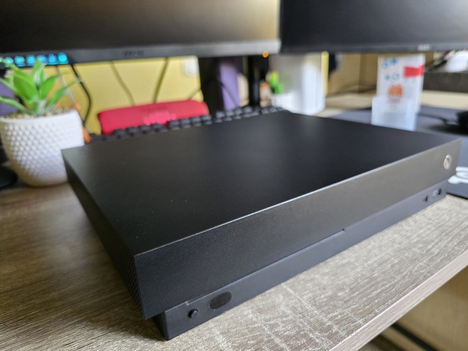 Xbox One X 1TB 4K + 2 pady Bluetooth – sprawny, zadbany