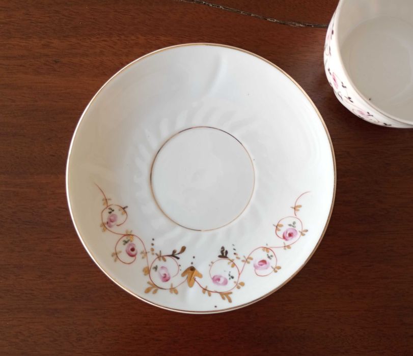 Antiga chávena de chá com pires em porcelana Vista Alegre 1924 a 1947