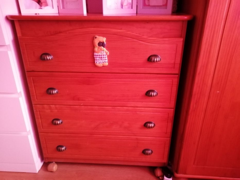 Guarda roupa e cómoda de criança