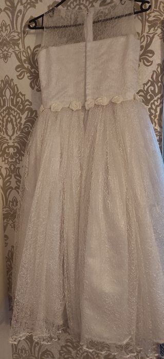 Нарядное белое платье