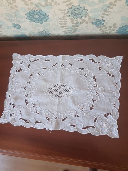 Três panos bordados e ponto cribo