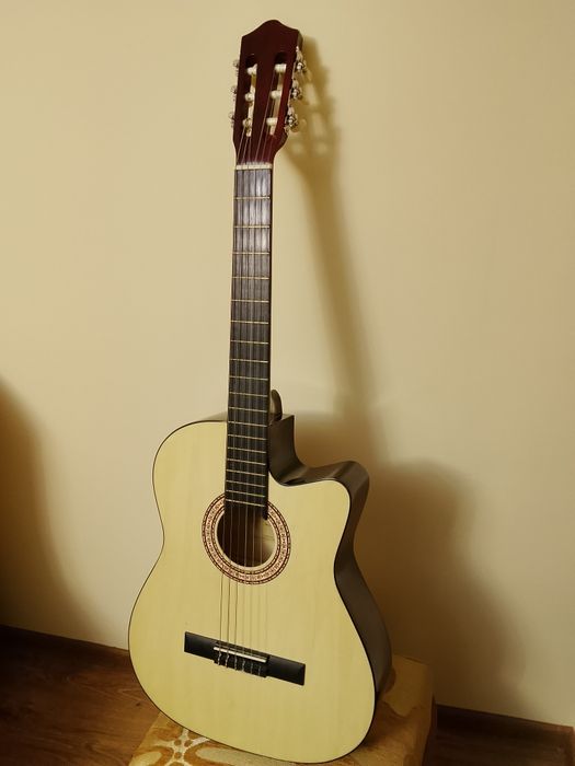 Продаю гітару класичну