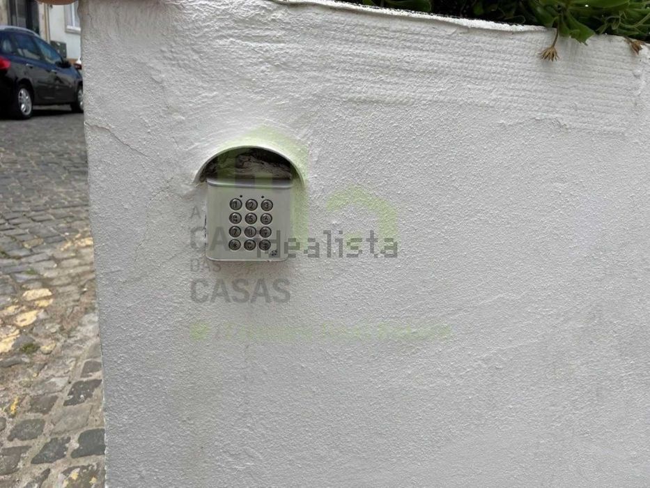 DUAS BOX Cobertas E FECHADAS NO CENTRO DA ERICEIRA