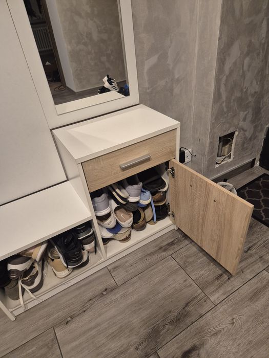 Wieszak na kurtki z półką i szafką na buty