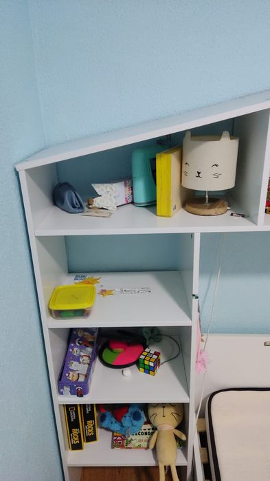 Cama de criança com estante