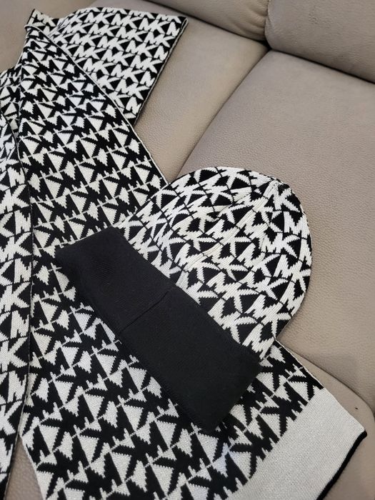 Michael Kors zestaw zimowy czapka szalik monogram czarny biały MK