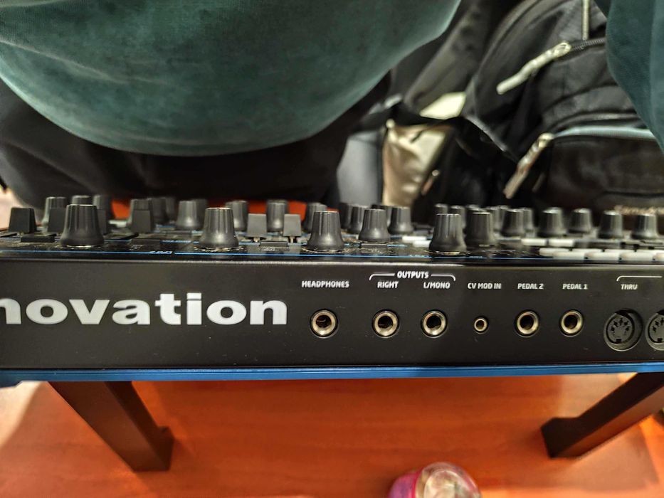 Sintetizador Novation Peak com stand e decksaver