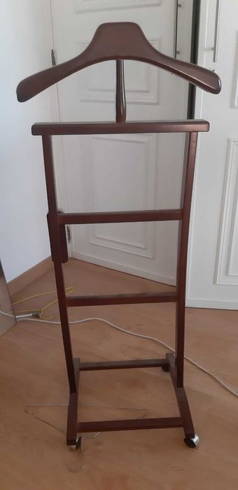 Porta camisas e fatos de madeira decorativo com rodas