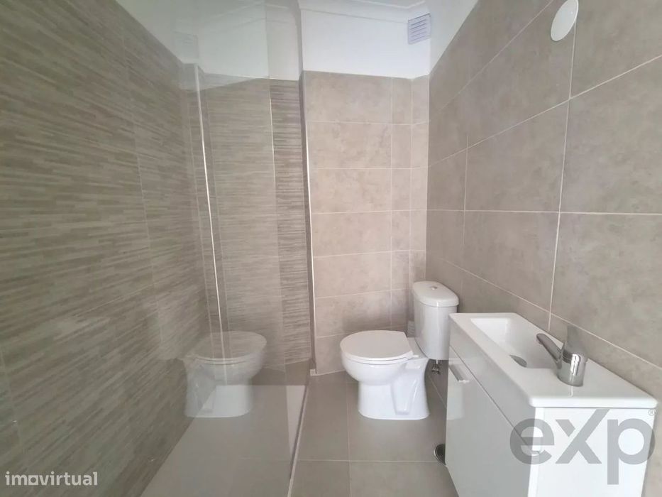 Apartamento T5 com elevador e varanda em Entrecampos