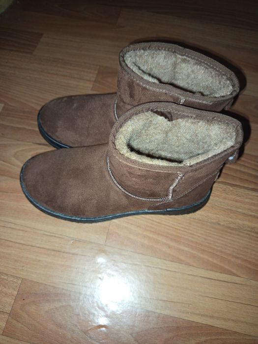 Продам нові  чоботи