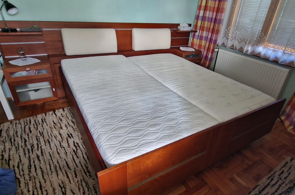 Łóżko dwuosobowe z zintegrowanymi szafkami nocnymi