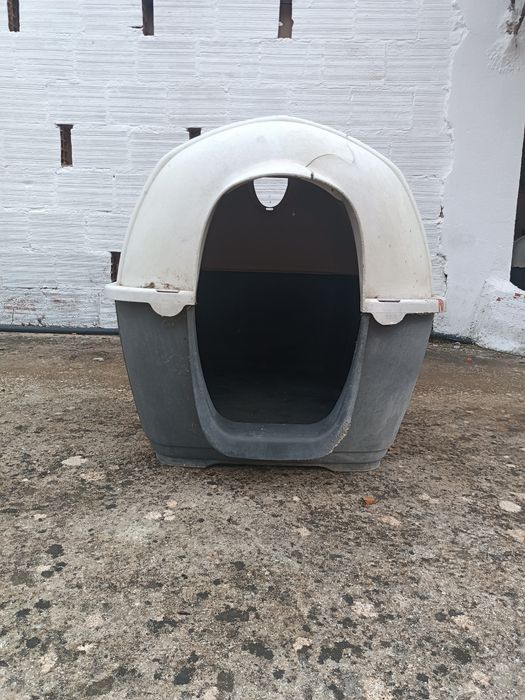 Casota para cão de porte grande ou médio. Espaçosa e lavável.