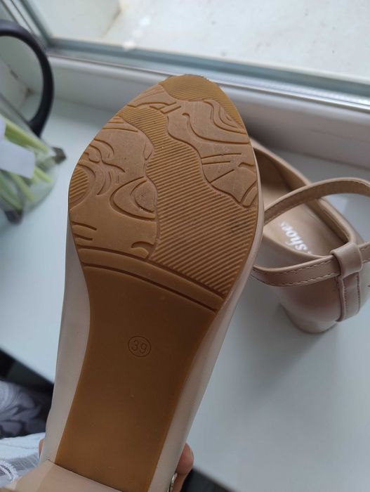 Туфлі класичні, бежеві