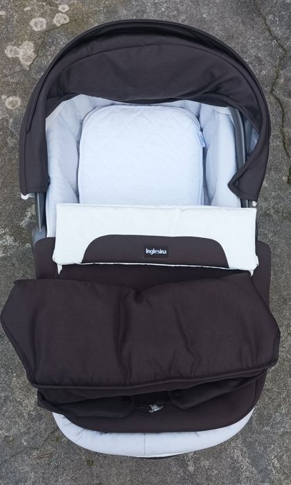 Carrinho de bebé, alcofa, ovo e proteção de chuva
Conjunto de bebé da