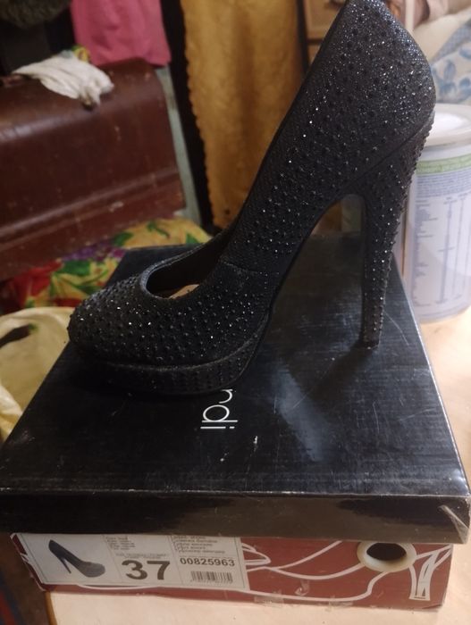 Туфлі на шпильці