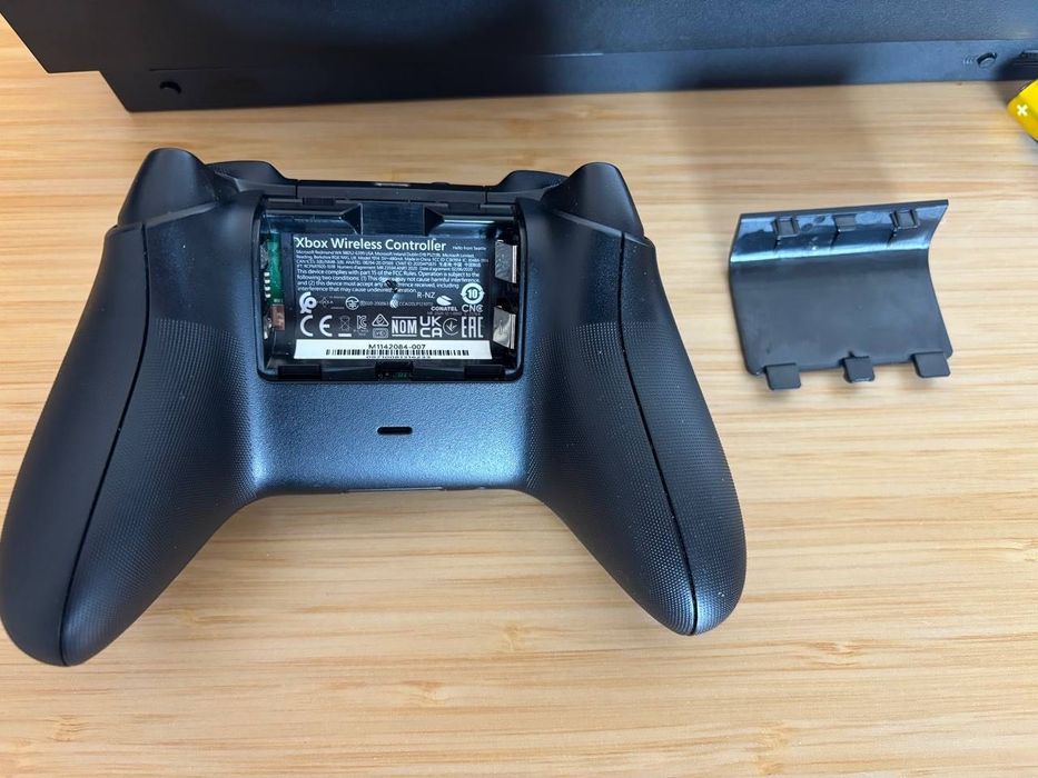 Konsola Xbox One X 500 gb + Pad