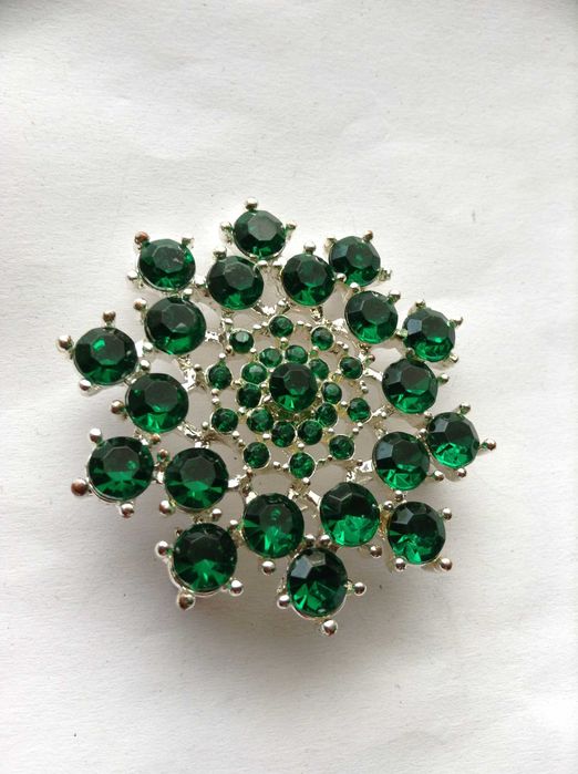 Зеленый цвет года. Подарочная изысканная роскошная брошь.