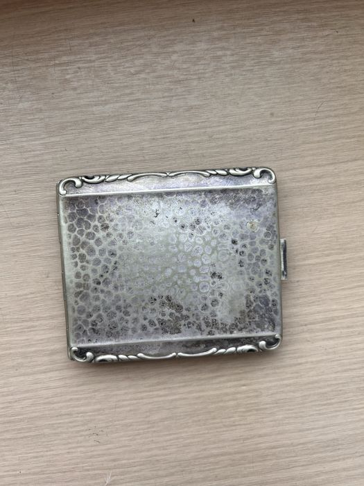 Piękna papierośnica ze zdobieniami i grawer